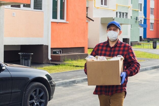 Voluntários recolhem garrafas plásticas em sacos na margem do rio, pelo conceito de ecologia e proteção do solo.