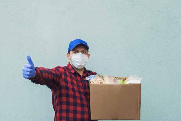 Voluntários recolhem garrafas plásticas em sacos na margem do rio, pelo conceito de ecologia e proteção do solo.