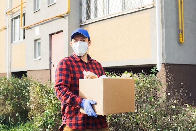 Voluntários recolhem garrafas plásticas em sacos na margem do rio, pelo conceito de ecologia e proteção do solo.