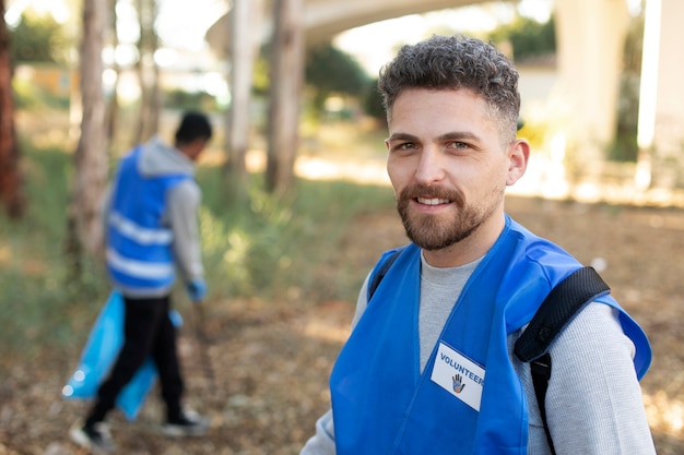 Foto voluntarios de tiro medio al aire libre