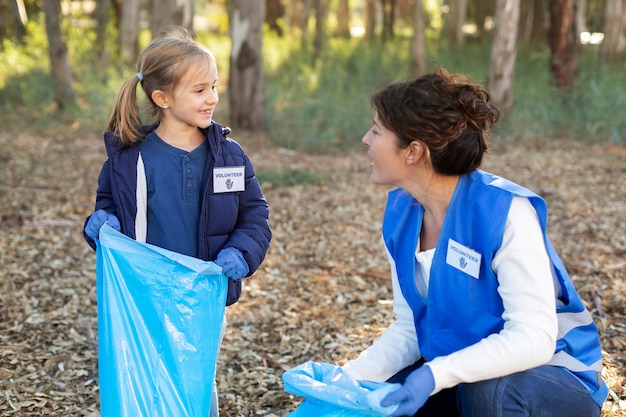 Voluntarios de tiro medio ayudando al medio ambiente