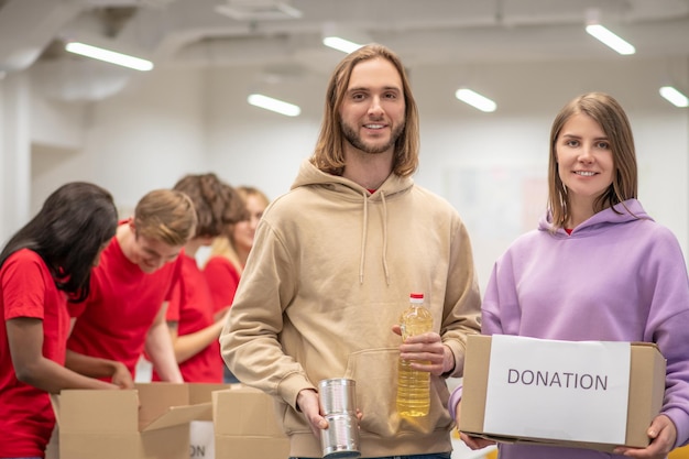 Voluntários trabalhando em um centro de distribuição de doações
