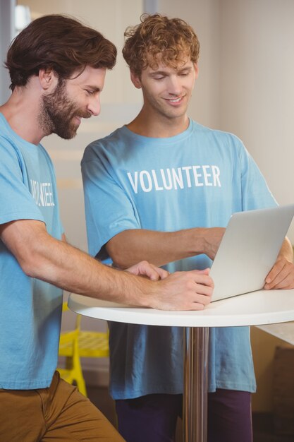 Voluntários usando um laptop