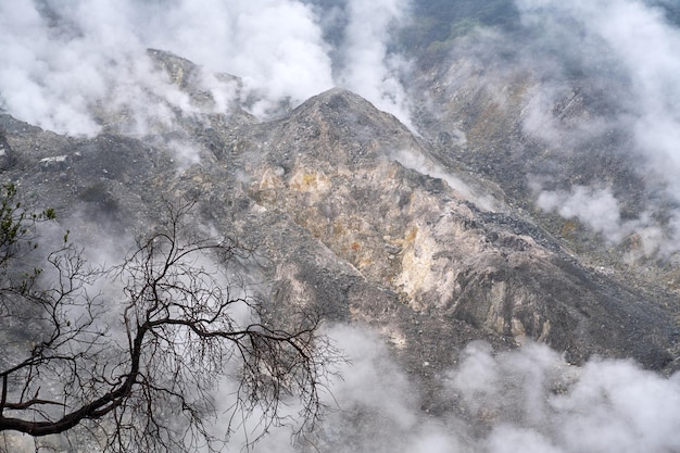 Volutas de humo alrededor del cráter rocas dispersas