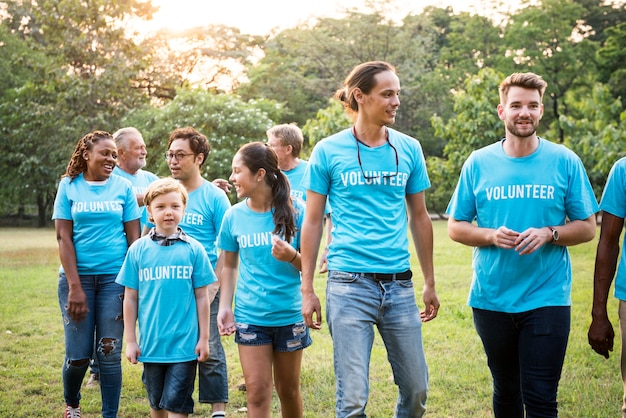 Voluteer-Gruppe von Leuten für Wohltätigkeitsspende im Park