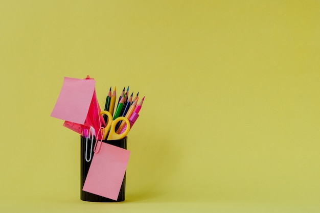 Volver al concepto de escuela con espacio para texto. Copia espacio Útiles escolares de oficina. Escritorio creativo con papelería colorida.