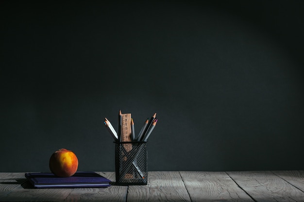 Volver al concepto de escuela. papelería con frutas en la mesa.