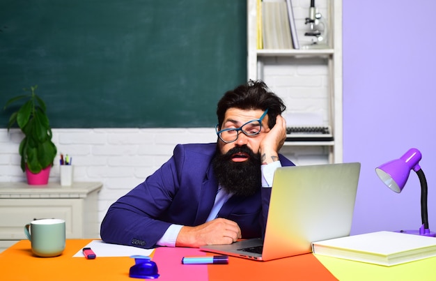 Volver al conocimiento de la escuela y el concepto de escuela educativa profesor cansado durmiendo en el aula con fuerza