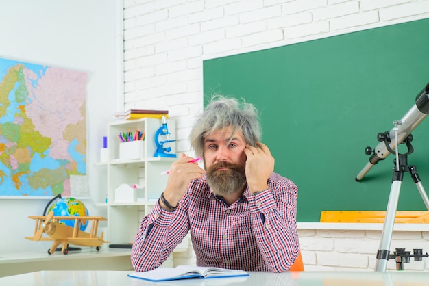 Volver a la escuela profesor cansado en el aula de aprendizaje concepto de escuela de educación maestro de septiembre