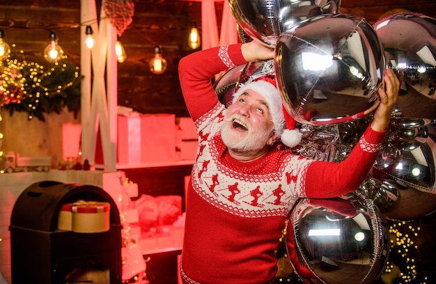Volviéndose loco alegre hombre de santa fiesta globos decoración de fiesta hombre barbudo sombrero de santa claus regalos de navidad y regalos celebración de vacaciones de invierno feliz navidad feliz año nuevo 2020