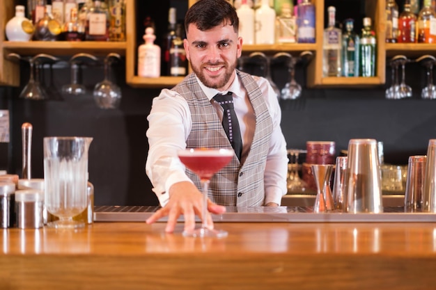 Vom Barkeeper des Restaurants zubereiteter Cocktail, um einen Drink zu genießen und sich zu entspannen. Konzeptunterhaltung, Getränke, Spaß