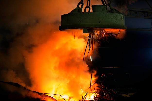 Vom Metallschrott bis zur Stahlfabrik zur Herstellung von Eisen und Eisenstangen in Demra Dhaka, Bangladesch