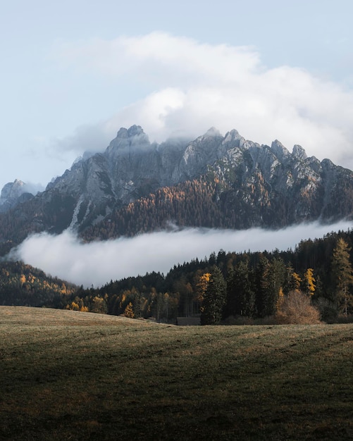 Vom Nebel umhülltes Dolomitental