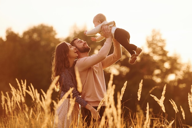 Vom Sonnenlicht beleuchtet Glückliche Familie der Mutterfamilie und des kleinen Babys ruht im Freien Schöne sonnige Herbstnatur