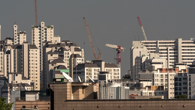 Von Baukränen, die in Seoul Südkorea arbeiten