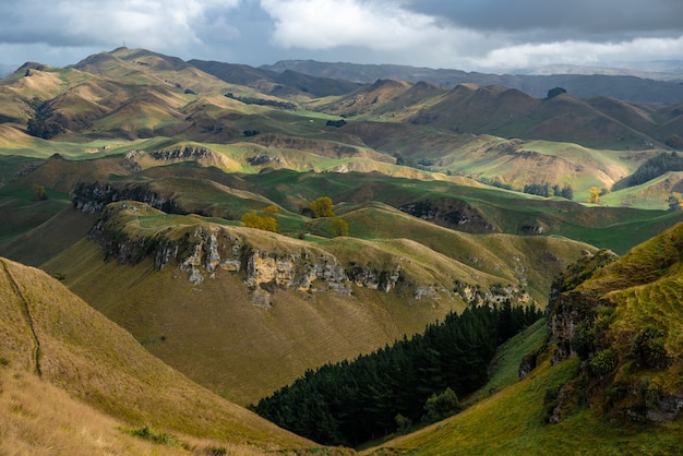 Von der Spitze des Te Mata Peak-Kamms genießen Sie einen malerischen Blick auf die Hügel und Täler bis zur Küste des Ozeans