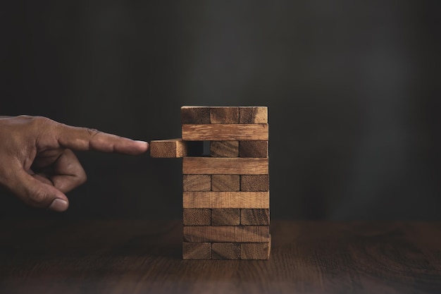 Von Hand geschobener Holzblock-Turmstapel in Turmform