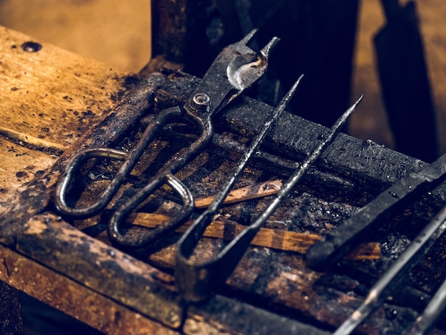 Von oben auf professionelle Glasbläserwerkzeuge, die auf der Werkbank in der Industriewerkstatt platziert sind