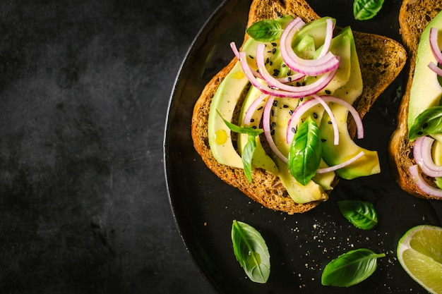 Von oben Avocado Toasts zum Frühstück