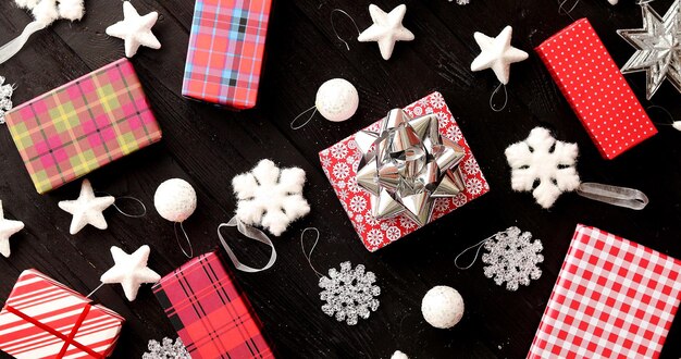 Von oben Blick auf bunt verpackte Geschenke und Weihnachtsdekorationen auf Holzhintergrund