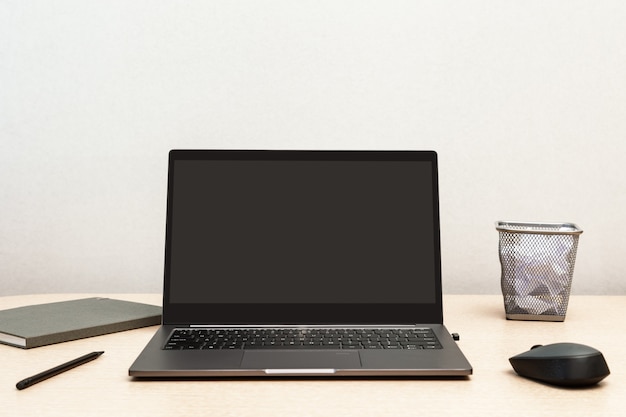 Von zu Hause aus arbeiten. Desktop für Online-Schulungen oder Remote-Arbeiten. Bequemer Arbeitsplatz für Freiberufler mit offenem Laptop.