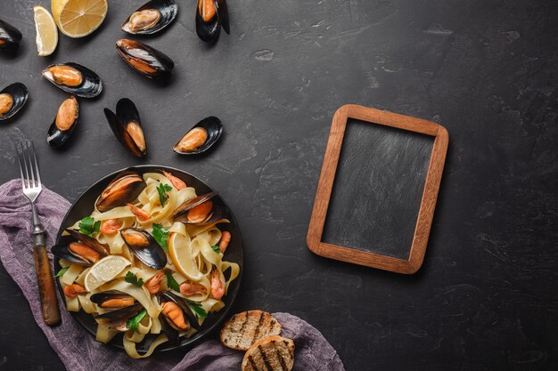 Vongole de espaguete, massa de frutos do mar italiana com amêijoas e mexilhões