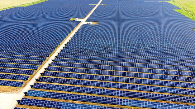 Vôo aéreo de drone sobre painéis de usinas de energia solar vista aérea superior da energia verde da fazenda solar