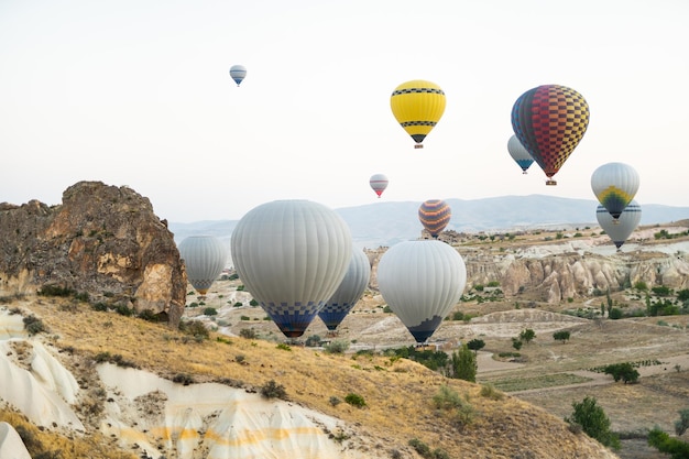 Voo de belas paisagens de balões nas montanhas da Capadócia