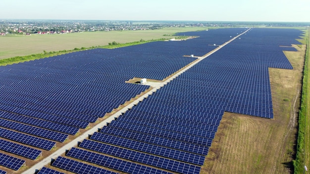 Foto voo de exibição de drone aéreo sobre os painéis da estação de energia solar.