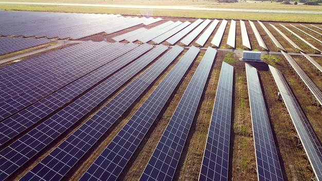 Voo de exibição de drone aéreo sobre os painéis da estação de energia solar.