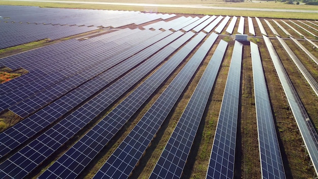 Voo de exibição de drone aéreo sobre os painéis da estação de energia solar.