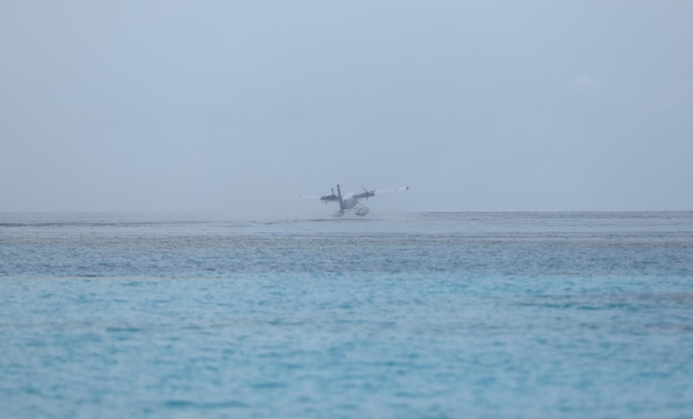 voo de hidroavião no mar