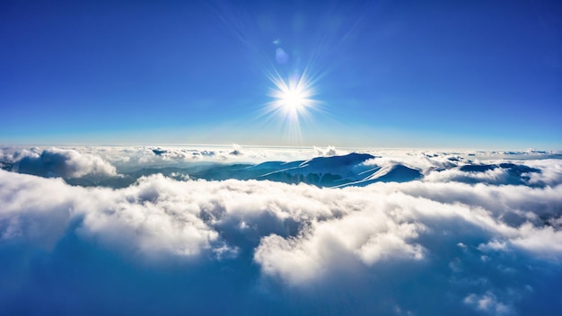 Voo de outono através do céu azul nas montanhas de outono dos Cárpatos.