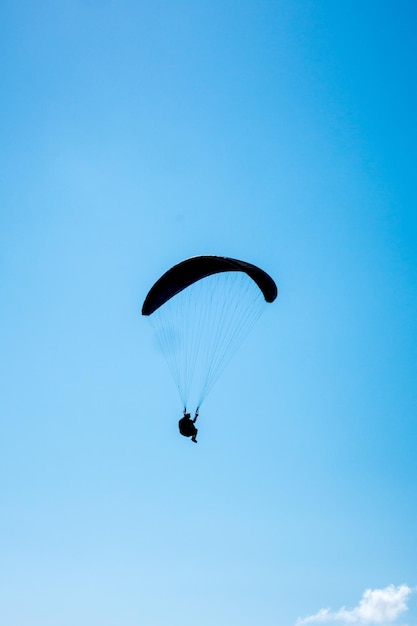 Voo de parapente nas montanhas. Le Grand-Bornand, Haute-Savoie, França