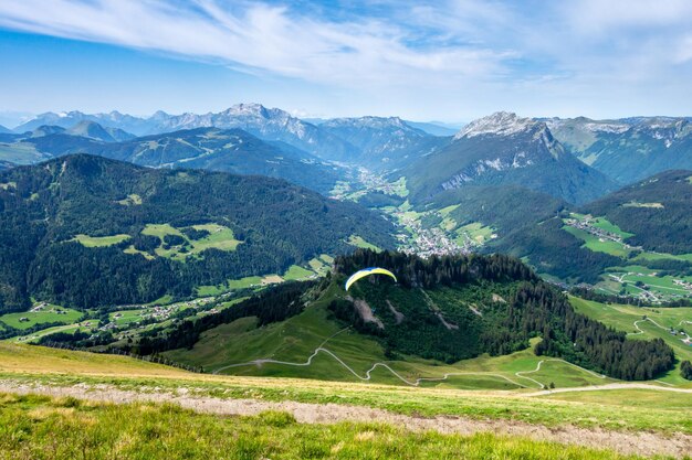 Voo de parapente nas montanhas. Le Grand-Bornand, Haute-Savoie, França