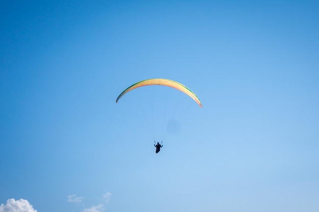 Voo de parapente nas montanhas Le GrandBornand HauteSavoie França