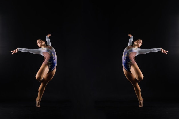 Voo de salto alto rapariga flexível artista de ginástica rítmica saltando ação de movimento de graça