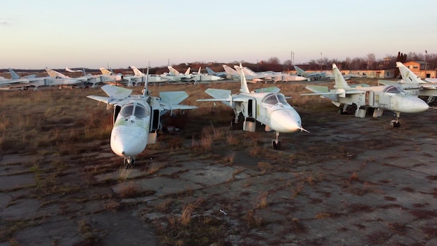 Vôo de visão aérea de drone sobre estacionamento do antigo cemitério de aeronaves desmontadas