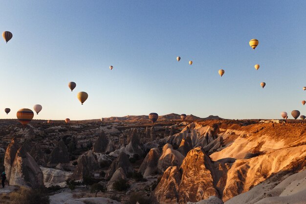 Foto voo em balão de ar quente turma da capadocia do sul museu ao ar livre de goreme parque nacional de goreme turquia