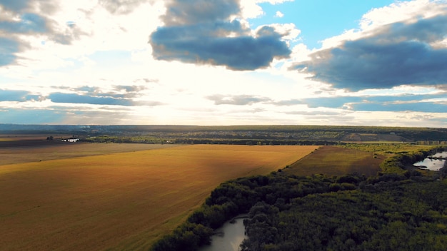 Vôo na bela paisagem