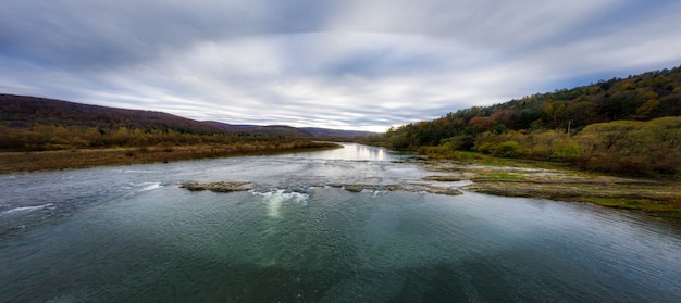 Voo sobre o outono do rio da montanha, folhas coloridas e o riacho Striy nas montanhas dos Cárpatos