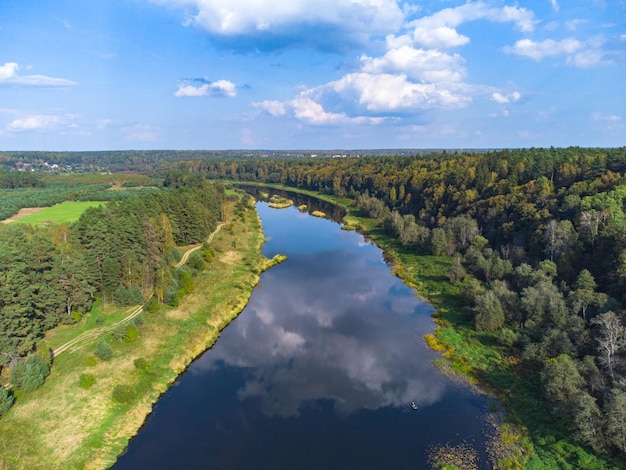 Voo sobre o rio na floresta a partir de uma vista aérea de cima