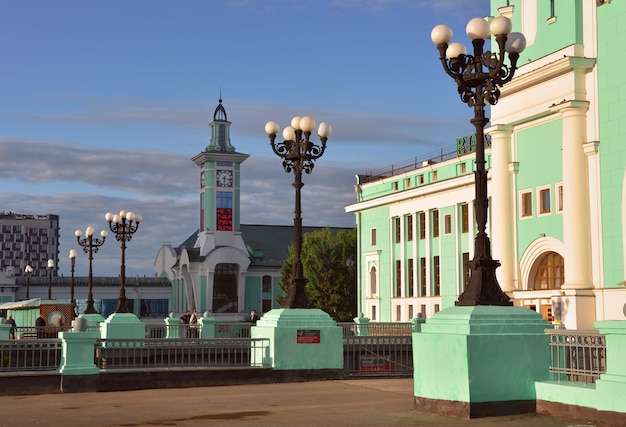 Vor dem Bahnhof Nowosibirsk