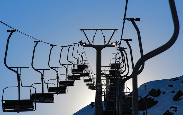 Vor dem Skifahren auf der Standseilbahn sitzen