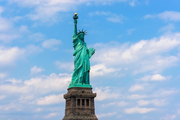 Vor der Freiheitsstatue in New York City Berühmter Ort von Amerika