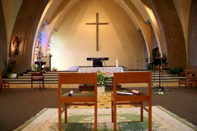 Vor der Hochzeit leere Stühle in der Kirche