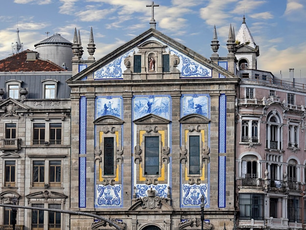 Vor einer Kirche in Porto, Portugal