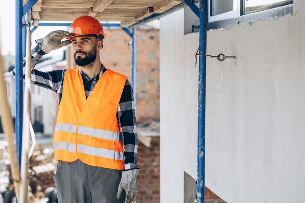 Vorarbeiter arbeiten ob Bauobjekt mit Helm