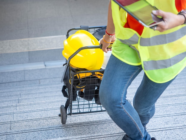 Vorarbeiter Ingenieur männlich und weiblich Kappe Hardhat Helm gelb Sicherheit Import Export Technologie Digital Container Arbeit Job Karriere Maschine Handel Projekt Industrie Maschine Professional