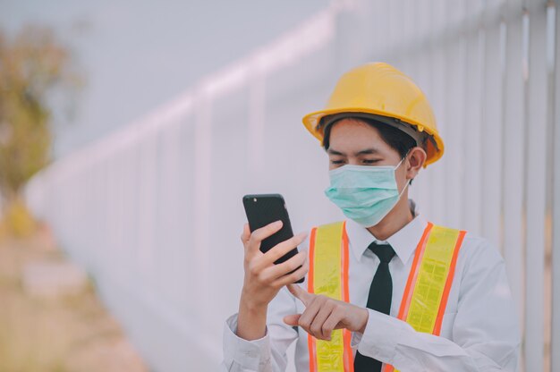 Vorarbeiter mit mobilem Smartphone vor Ort Bau